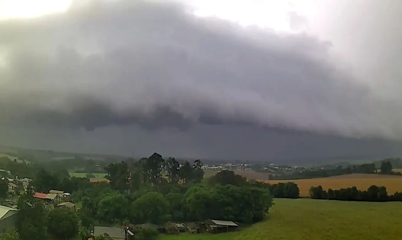 A imagem mostra a formação de chuva em Joia no RS
